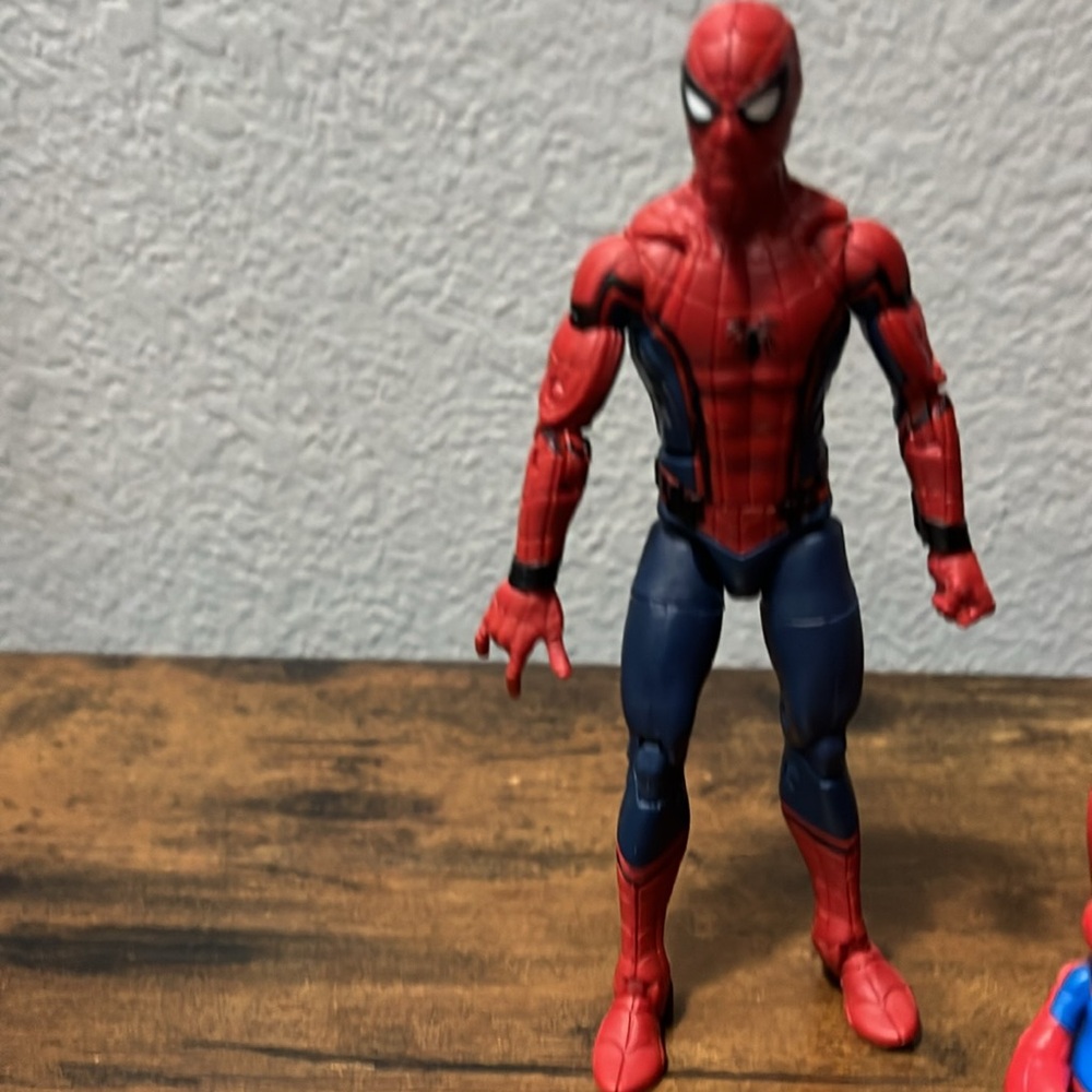 Superhero Action Figure Set - Red and Blue - Picture 2 of 10